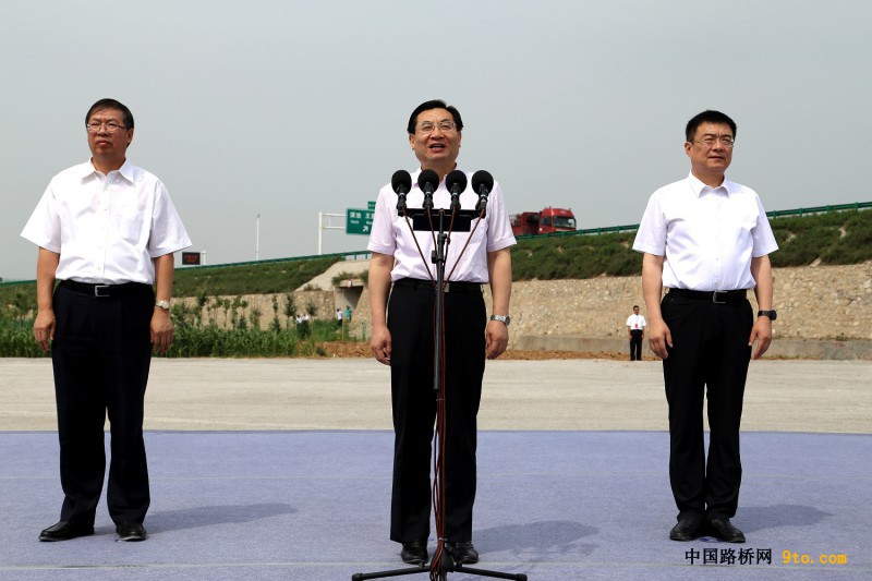 圖為陜西省省長胡和平（圖中）下達(dá)合銅、吳華高速項(xiàng)目開工令