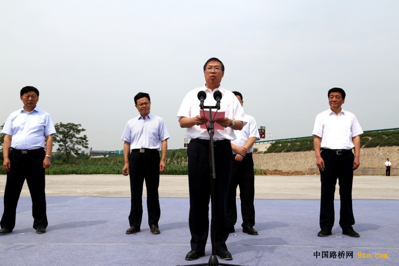 圖為中國鐵建總裁莊尚標(biāo)在合銅、吳華高速公路項(xiàng)目開工儀式發(fā)表重要講話